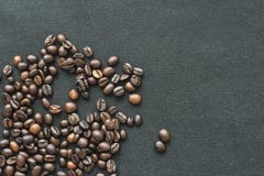 Hart van koffiebonen op witte achtergrond stock afbeelding Hart van koffiebonen op witte achtergrond stock afbeelding