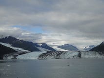 Harvard lodowiec przy końcówką szkoły wyższej Fjord Alaska Szeroki lodowiec rzeźbi swój ścieżkę morze Góra szczyty woda i chmury obrazy royalty free Harvard lodowiec przy końcówką szkoły wyższej Fjord Alaska Szeroki lodowiec rzeźbi swój ścieżkę morze Góra szczyty woda i chmury obrazy royalty free