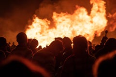 Hastings, 10/13/18 - nuit de feu, foule des personnes devant images libres de droits Hastings, 10/13/18 - nuit de feu, foule des personnes devant images libres de droits