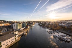 Haugesund Norwegia, Styczeń, - 9, 2018: Miasto Haugesund, na zachodnim wybrzeżu Norwegia, z łodziami przy Smedasundet obraz stock Haugesund Norwegia, Styczeń, - 9, 2018: Miasto Haugesund, na zachodnim wybrzeżu Norwegia, z łodziami przy Smedasundet obraz stock