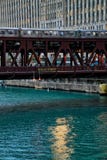Hauptverkehrszeitszene des erhöhten Bahngleises für Chicago’s erhöhte ` EL-`, das über den Chicago River überschreitet stockbilder Hauptverkehrszeitszene des erhöhten Bahngleises für Chicago’s erhöhte ` EL-`, das über den Chicago River überschreitet stockbilder
