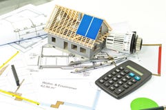 Haus mit einem Bauplan und einer Sonnenkollektorplanung lizenzfreies stockfoto Haus mit einem Bauplan und einer Sonnenkollektorplanung lizenzfreies stockfoto