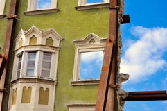 Haus wird demoliert Stockbild Haus wird demoliert Stockbild