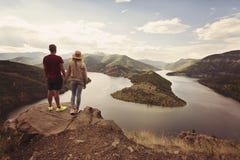 Hausse des couples regardant la vue tenant des mains Emplacement : les méandres de la rivière d'Arda, Bulgarie photographie stock Hausse des couples regardant la vue tenant des mains Emplacement : les méandres de la rivière d'Arda, Bulgarie photographie stock