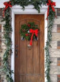 Haustür mit Weihnachtsdekorationen stockfoto Haustür mit Weihnachtsdekorationen stockfoto