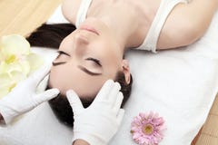 Haut und Körperpflege Nahaufnahme einer jungen Frau, die Badekur am Schönheits-Salon erhält Badekurort-Gesichts-Massage Gesichtss Stockfoto Haut und Körperpflege Nahaufnahme einer jungen Frau, die Badekur am Schönheits-Salon erhält Badekurort-Gesichts-Massage Gesichtss Stockfoto