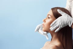 Hautkontrolle vor plastischer Chirurgie stockfotos Hautkontrolle vor plastischer Chirurgie stockfotos