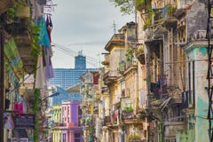 HAVANA, CUBA - 4 DEC, 2015: Stedelijke scène met kleurrijke koloniale B royalty-vrije stock foto HAVANA, CUBA - 4 DEC, 2015: Stedelijke scène met kleurrijke koloniale B royalty-vrije stock foto