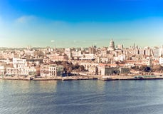 havana Mening van de oude stad door een baai van de vesting van Morro royalty-vrije stock afbeeldingen havana Mening van de oude stad door een baai van de vesting van Morro royalty-vrije stock afbeeldingen