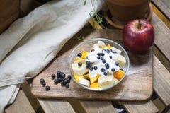 Havermeel of granola met yoghurt en vruchten en bessen Perzik, mango, banaan, bosbes, frambozenappel stock afbeeldingen Havermeel of granola met yoghurt en vruchten en bessen Perzik, mango, banaan, bosbes, frambozenappel stock afbeeldingen