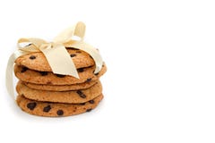 Havermeelkoekjes met chocoladedalingen, met een gouden die lint worden, op witte achtergrond wordt ge?soleerd gebonden die stock afbeelding Havermeelkoekjes met chocoladedalingen, met een gouden die lint worden, op witte achtergrond wordt ge?soleerd gebonden die stock afbeelding