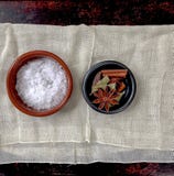 havet saltar, stjärnaanis, lagerbladen, svart kardemumma, och den kanelbruna pinnen ordnade itu små bunkar uppe på cheesecloth fotografering för bildbyråer havet saltar, stjärnaanis, lagerbladen, svart kardemumma, och den kanelbruna pinnen ordnade itu små bunkar uppe på cheesecloth fotografering för bildbyråer