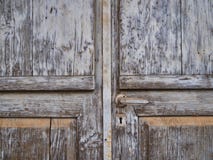 Havily текстурировало старые деревянные двери с шелушась краской стоковое фото Havily текстурировало старые деревянные двери с шелушась краской стоковое фото