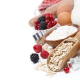 Havremjöl, mjöl, ägg och bär - ingredienserna för att baka arkivbild Havremjöl, mjöl, ägg och bär - ingredienserna för att baka arkivbild