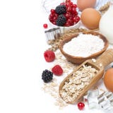 Havremjölet mjöl, mjölkar, ägg och bär - ingredienser för att baka royaltyfria bilder Havremjölet mjöl, mjölkar, ägg och bär - ingredienser för att baka royaltyfria bilder