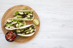 Havretortillor med den grillad nötkött, avokadot, limefrukt och salsa på träbräde Top beskådar royaltyfri foto Havretortillor med den grillad nötkött, avokadot, limefrukt och salsa på träbräde Top beskådar royaltyfri foto