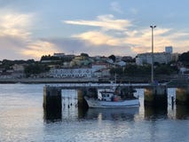 Havs- och stadssikt med det enkla fartyget i portgal Porto royaltyfri foto Havs- och stadssikt med det enkla fartyget i portgal Porto royaltyfri foto