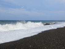 Havsbr?nning och v?gor som kraschar p? stranden royaltyfri fotografi Havsbr?nning och v?gor som kraschar p? stranden royaltyfri fotografi
