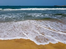 Havskum på strandsand Sikt av Atlanticet Ocean från en badort i Lagos, Nigeria royaltyfri foto Havskum på strandsand Sikt av Atlanticet Ocean från en badort i Lagos, Nigeria royaltyfri foto