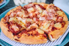 Hawaiiaanse pizza, Hawaiiaanse pizza met ham en ananas royalty-vrije stock fotografie Hawaiiaanse pizza, Hawaiiaanse pizza met ham en ananas royalty-vrije stock fotografie