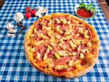 Hawajska ananasa i baleronu pizza z serem obrazy stock Hawajska ananasa i baleronu pizza z serem obrazy stock