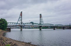 Hawthorne Bridge au-dessus de rivière de Willamette à Portland du centre, Etats-Unis photos stock Hawthorne Bridge au-dessus de rivière de Willamette à Portland du centre, Etats-Unis photos stock