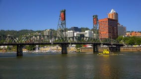 Hawthorne Bridge Over Willamette River à Portland, Orégon image libre de droits Hawthorne Bridge Over Willamette River à Portland, Orégon image libre de droits