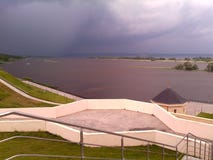 Hay una tempestad de truenos en el río fotos de archivo Hay una tempestad de truenos en el río fotos de archivo