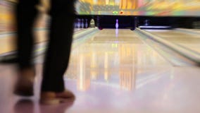 HD: El jugador profesional de los bolos golpea el Pin pasado HD: El jugador profesional de los bolos golpea el Pin pasado