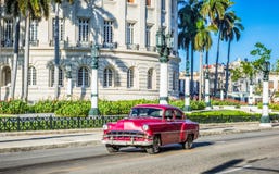 HDR - Взгляд жизни улицы с американским коричневым красным приводом автомобиля Шевроле винтажным перед Capitolio на главной улице Стоковая Фотография RF HDR - Взгляд жизни улицы с американским коричневым красным приводом автомобиля Шевроле винтажным перед Capitolio на главной улице Стоковая Фотография RF