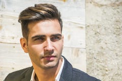 Headshot av den stiliga unga mannen royaltyfri foto Headshot av den stiliga unga mannen royaltyfri foto
