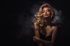 Headshot de beauté de modèle de blonde de mode photographie stock libre de droits Headshot de beauté de modèle de blonde de mode photographie stock libre de droits