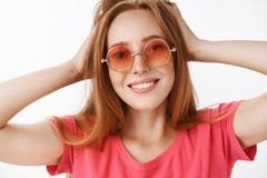 Headshot de fille attirante créative et heureuse de gingembre avec les taches de rousseur mignonnes dans des lunettes de soleil r image libre de droits Headshot de fille attirante créative et heureuse de gingembre avec les taches de rousseur mignonnes dans des lunettes de soleil r image libre de droits