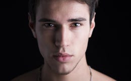 Headshot de plan rapproché de jeune homme beau images libres de droits Headshot de plan rapproché de jeune homme beau images libres de droits