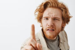 Headshot ταραγμένος και εξετασμένου αστείος redhead με την ακατάστατη τρίχα και της γενειάδας που στραβίζει κάμπτοντας προς και σ στοκ φωτογραφίες με δικαίωμα ελεύθερης χρήσης Headshot ταραγμένος και εξετασμένου αστείος redhead με την ακατάστατη τρίχα και της γενειάδας που στραβίζει κάμπτοντας προς και σ στοκ φωτογραφίες με δικαίωμα ελεύθερης χρήσης