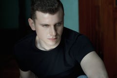 Headshotporträt des jungen Mannes in der zurückhaltenden Beleuchtung lizenzfreies stockbild Headshotporträt des jungen Mannes in der zurückhaltenden Beleuchtung lizenzfreies stockbild