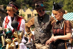 Hebden-Brücke schöne Steampunk-Damen mit Steampunk-Hut mit Schutzbrille und Steampunk-Mann lizenzfreie stockfotos Hebden-Brücke schöne Steampunk-Damen mit Steampunk-Hut mit Schutzbrille und Steampunk-Mann lizenzfreie stockfotos