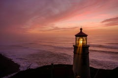 Heceta Hoofdvuurtoren bij zonsondergang, die in 1892 wordt gebouwd Royalty-vrije Stock Afbeelding Heceta Hoofdvuurtoren bij zonsondergang, die in 1892 wordt gebouwd Royalty-vrije Stock Afbeelding