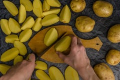 Heel wat aardappels op lijst en op een scherpe raad Aardappels, op een scherpe raad worden gesneden die Aardappel het schoonmaken royalty-vrije stock foto Heel wat aardappels op lijst en op een scherpe raad Aardappels, op een scherpe raad worden gesneden die Aardappel het schoonmaken royalty-vrije stock foto