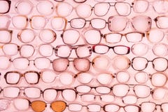 Heel wat glazen op een roze achtergrond Modieuze modieuze backg stock afbeeldingen Heel wat glazen op een roze achtergrond Modieuze modieuze backg stock afbeeldingen