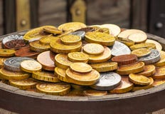 Heel wat gouden muntstukken op een houten vat stock afbeeldingen Heel wat gouden muntstukken op een houten vat stock afbeeldingen