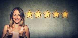 Heerful όμορφη γυναίκα Ð ¡ που χαμογελά παρουσιάζοντας αντίχειρα όπως τη χειρονομία που επιλέγει την εκτίμηση πέντε αστεριών στοκ εικόνες Heerful όμορφη γυναίκα Ð ¡ που χαμογελά παρουσιάζοντας αντίχειρα όπως τη χειρονομία που επιλέγει την εκτίμηση πέντε αστεριών στοκ εικόνες
