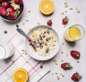 Heerlijk ontbijt met graangewas, melk en aardbeien houten rustieke achtergrond hoogste menings dichte omhooggaand royalty-vrije stock foto Heerlijk ontbijt met graangewas, melk en aardbeien houten rustieke achtergrond hoogste menings dichte omhooggaand royalty-vrije stock foto