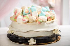 Heerlijke die cake met room, met heemst, op een vage achtergrond wordt verfraaid Horizontaal kader royalty-vrije stock foto's Heerlijke die cake met room, met heemst, op een vage achtergrond wordt verfraaid Horizontaal kader royalty-vrije stock foto's