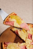 Heerlijke die pizza op houten plaat wordt gediend - Imagen stock fotografie Heerlijke die pizza op houten plaat wordt gediend - Imagen stock fotografie