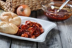 Heerlijke Duitse currywurst - stukken van worst met kerriesaus stock foto's Heerlijke Duitse currywurst - stukken van worst met kerriesaus stock foto's