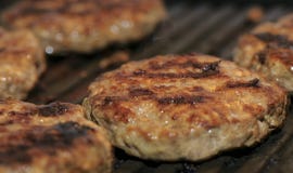 Heerlijke hamburgers op de grill stock foto Heerlijke hamburgers op de grill stock foto