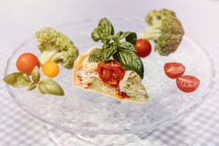 Heerlijke vegetarische pastei en wijn, Quiche met tomaten, brocc royalty-vrije stock foto's Heerlijke vegetarische pastei en wijn, Quiche met tomaten, brocc royalty-vrije stock foto's