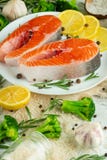 Heerlijke verse vissenlapjes vlees, zalm, forel Met groenten, delicatessenwinkel, veganistvoedsel, dieet en Dotex stock foto's Heerlijke verse vissenlapjes vlees, zalm, forel Met groenten, delicatessenwinkel, veganistvoedsel, dieet en Dotex stock foto's