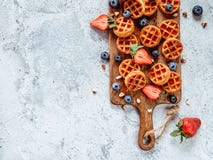 Heerlijke zachte Belgische wafels met bessen, exemplaarruimte stock fotografie Heerlijke zachte Belgische wafels met bessen, exemplaarruimte stock fotografie